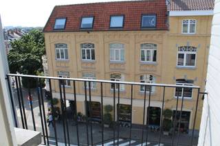 Ruime studio te huur in de regio Mariakerke. De studio is in een uitstekende staat en heeft een slaaphoek. De keuken is met een dampkap, elektrische kookplaat, koelkast en oven, klein balkon vooraan. De badkamer is met ligbad en lavabomeubel, toilet is afzonderlijk. U bent vlak aan alle winkels en openbaar vervoer, alsook op wandelafstand van het strand. De onkosten voor de algemene delen komen op € 40/maand. De studio is onmiddellijk vrij, vraag gerust een bezoekje aan.
