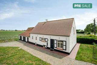 De eigendom wordt aangeboden via de Pre-sale formule. Op donderdag 18/06/2026 tussen 17u - 19u kan u deze woning op afspraak komen bezichtigen en uiterlijk op donderdag 25/06/2026 om 16u een bod uitbrengen. De vermelde prijs is een instelprijs.Op een grondoppervlakte van 897m² vinden we deze landelijke woning te koop. Deze charmante woning werd volledig gerenoveerd en beschikt over 4 slaapkamers, 2 badkamers en 2 garages.Rustig gelegen langs het water tussen Alveringem en Lo-Reninge.Zoek je immo in Alveringem? Lees dan zeker verder.INDELINGGelijkvloers:- ruime keuken- lichtrijke leefruimte met keramische parket- multifunctionele voutekamer, ideaal als slaapkamer of bureau, met ensuite badkamer voorzien van douche, toilet en wastafelmeubel- tweede voutekamer met inloopdouche, wastafelmeubel, toilet en aansluiting voor wasmachine1e verdieping:- nachthal- 3 volwaardige slaapkamers- apart toiletDe woning beschikt over een dubbele garage met aansluitend een ruime berging.Daarnaast bevindt zich in de tuin nog een afzonderlijke tuinberging met elektriciteitsaansluiting.In de tuin geniet u in alle rust van de mooie vergezichten.ALGEMEEN- 4 slaapkamers & 2 badkamers- dubbele garage- PVC schrijnwerk met HR glas- EPC label C- CV op aardgas- conforme elektrische installatie- regenwater 12.000 liter- IBA aanwezig- rustige ligging nabij Veurne en de kust De eigendom wordt aangeboden via de Pre-sale formule. Op 18/06/2026 tussen 17:00 en 19:00 kan u de woning op afspraak komen bezichtigen en een bod uitbrengen. De vermelde prijs is een instelprijs. Voor meer info, gelieve contact op te nemen met de dossierverantwoordelijke.Bestuursmaatregelen in het maatregelenregister: nee