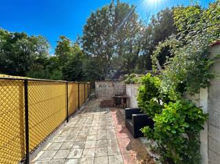 <p><span>OPEN HUIS Zat. 20/6 Deze woning is vrijblijvend te bezichtigen op zaterdag 20 juni tussen 10u00 en 11u00. U bent van harte welkom! Deze charmante en goed onderhouden woning is gelegen in de Hoegaardsestraat, op een uitstekende locatie in Leuven. U geniet er van een rustige woonomgeving, op wandel- en fietsafstand van het bruisende stadscentrum, vlak bij de prachtige omgeving van de Abdij van Park en met een vlotte verbinding naar de belangrijkste invalswegen. De woning omvat op het gelijkvloers een gezellige leefruimte, een eetkamer en een open, volledig ingerichte keuken met toegang tot een aangename buitenruimte en praktische berging/wasplaats. Op de eerste verdieping bevinden zich een ruime slaapkamer en een badkamer uitgerust met een douche. De tweede verdieping biedt plaats aan een zeer ruime tweede slaapkamer, die eveneens perfect kan dienen als bureau of hobbyruimte. Daarnaast beschikt de woning over een kelder die extra opslagruimte biedt. Deze karaktervolle woning combineert hedendaags wooncomfort met een warme, authentieke uitstraling. Dankzij de rustige ligging, de nabijheid van het centrum van Leuven, de Abdij van Park en de uitstekende bereikbaarheid is dit een ideale woning voor wie comfortabel en centraal wil wonen. Onmiddellijk beschikbaar. Een unieke kans voor snelle beslissers!</span></p>