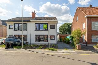 Près de laGrande Place de Beveren (  ) se trouve une rue tranquille. Dans la Ter Gaeverlaan, nous trouvons cet appartement duplex entièrement...