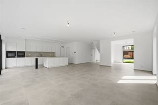 <p><span>Deze pas afgewerkte open bebouwing met mooie gelijmde gevelstenen, ligt in de Pastorijstraat, een verkeersluwe éénrichtingsstraat met gratis parkeerplaatsen en een school (zone 30). Het EPB-doelpeil van deze BEN-woning wordt behaald door dikke isolatielagen; ventilatiesysteem D; warmtepomp (lucht/water); algemene vloerverwarming; 6 zonnepanelen; alu-ramen met superisolerende beglazing; etc. U beschikt over een kabel voor uw toekomstige laadpaal, plus een vergunning voor het plaatsen van een carport. Inkom, leefruimte en keuken met eiland (6 zitplaatsen) lopen in mekaar over. We spotten in de keuken volgende toestellen: kookplaat met geïntegreerde afzuiging, conventionele oven, microgolf, vaatwasser en hoge koelkast. De luxueuze afwerking werd doorgetrokken in de hele woning: hoge plafonds, videofoon, moderne trappen met natuursteen, binnendeuren met verborgen scharnieren, voldoende stopcontacten, internet-aansluiting in de kamers, led-strips (keuken), grote tegels, maatkeuken, etc. De grote  zwarte alu-schuiframen, kijken uit over de zonnig georiënteerde tuin. Dit volumineuze huis omvat een berging en een wasplaats. De luxueuze badkamer is groot genoeg voor een ligbad, een ruime inloopdouche met glazen wand, een dubbel lavabomeubel met spiegel (anti-condensfunctie) en een hangtoilet.</span></p><p><span> </span></p>
