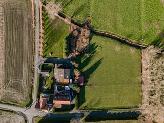 Exclusieve eigendom in het hart van Damme – 3.528 m² rust en ruimte<br /><br />In het prachtige en authentieke Damme, omringd door uitgestrekte weilanden en op een steenworp van de iconische Damse Vaart, bevindt zich deze unieke eigendom met een totale oppervlakte van 3.528 m². <br />Hier geniet u van volledige rust en weidse zichten, zonder in te boeten aan bereikbaarheid: het charmante centrum van Damme ligt op 2 minuten rijden en het historische Brugge op slechts 10 minuten.<br /><br />De eigendom omvat in totaal drie gebouwen en is bereikbaar via twee toegangswegen. <br />Er werd reeds contact opgenomen met de stad met betrekking tot de mogelijkheden.<br /><br />Daarnaast zijn er 22 zonnepanelen aanwezig, wat bijdraagt aan een duurzaam en toekomstgericht energieverbruik.<br />Een zeldzame opportuniteit voor liefhebbers van natuur, privacy en het karaktervolle Damme.<br /><br /><br />📞 Contact: Simon – 0498 123 708 - simon@vicusvastgoed.be