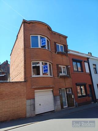 <br />Goed gelegen karakterwoning met ruime living, 2 ruime slaapkamers, mogelijkheid tot bureel en of slaapkamer op het gelijkvloers, garage en terras.<br />De woning is op 15 min. wandelafstand van het station Leuven en centrum Kessel Lo.<br />Goed bod bespreekbaar!<br />