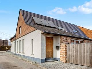 In het gezellige, pittoreske Wieze hebben we deze totaal gerenoveerde, halfopen bebouwing te koop.<br /><br />De gelijkvloerse verdieping beschikt over een inkomhal met aansluitend een polyvalente ruimte/ontvangstkamer die toegang geeft tot de gezellige, sfeervolle leefruimte. Aansluitend heb je de geïnstalleerde keuken en vernieuwde badkamer. Verbonden aan de inkomhal is er een lichtrijke ruimte die voor meerdere doeleinden kan gebruikt worden die toegang geeft tot de wasplaats en ruime garage met geautomatiseerde poort. De bovenverdieping beschikt over 3 ruime slaapkamers, waarvan één nog deelbaar in 2 ruimtes en een toilet. Een gezellige binnentuin maakt het geheel compleet. Als toemaat is deze woonst uitermate gunstig en rustig gelegen in een autoluwe straat vlakbij natuurgebied Hannaerden en kortbij supermarkt en school.<br /><strong>EPC-score van 236 kWh/m², asbestveilig en conforme elektrische keuring</strong>! <br /><br />Wenst u meer info of vrijblijvend een bezoek? contacteer Peggy: 0478/37.00.82 of peggy@berno.be.
