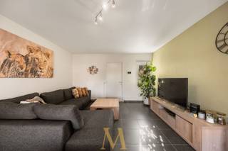BEZOEKDAG OP 03/10 VAN 9U TOT 11U – ENKEL OP AFSPRAAK<br /><br />Deze recente landelijke woning, gebouwd in 2017, is gelegen in een rustige en groene omgeving in Wortegem-Petegem. De woning combineert een praktische indeling met hedendaags wooncomfort en een goede bereikbaarheid.<br /><br />Op het gelijkvloers bevindt zich de inkomhal met gastentoilet, een aparte bureauruimte en een lichtrijke leef- en eetruimte. Aansluitend bevindt zich de volledig uitgeruste keuken, met directe toegang tot de tuin en het terras. Verder beschikt de woning over een inpandige garage en een oprit.<br /><br />De eerste verdieping telt drie slaapkamers, een badkamer met dubbele lavabo en inloopdouche en een apart toilet. Daarnaast is er een opbergzolder die voor extra bergruimte zorgt.<br /><br />Buiten geniet u van een ruim terras en een recent geplaatst tuinhuis met overdekt terras. De woning beschikt tevens over een regenwaterput van 5.000 liter.<br /><br />Dankzij de vlotte verbinding met Oudenaarde, Waregem en de E17 woont u hier in een rustige, groene omgeving zonder in te boeten aan bereikbaarheid.<br /><br />Troeven:
<ul>
<li>Recente woning (2017)</li>
<li>EPC A – E-peil 51</li>
<li>3 slaapkamers + aparte bureauruimte</li>
<li>Inpandige garage en oprit</li>
<li>Ruim terras en tuinhuis met overdekt terras</li>
<li>Regenwaterput van 5.000 liter</li>
<li>Elektriciteit conform</li>
<li>Vlotte bereikbaarheid richting Oudenaarde, Waregem en E17</li>
</ul>
<br />Interesse? Contacteer Maxime Vanneste via 0498 44 78 00 of info@maximevanneste.be voor meer informatie of een bezoek.