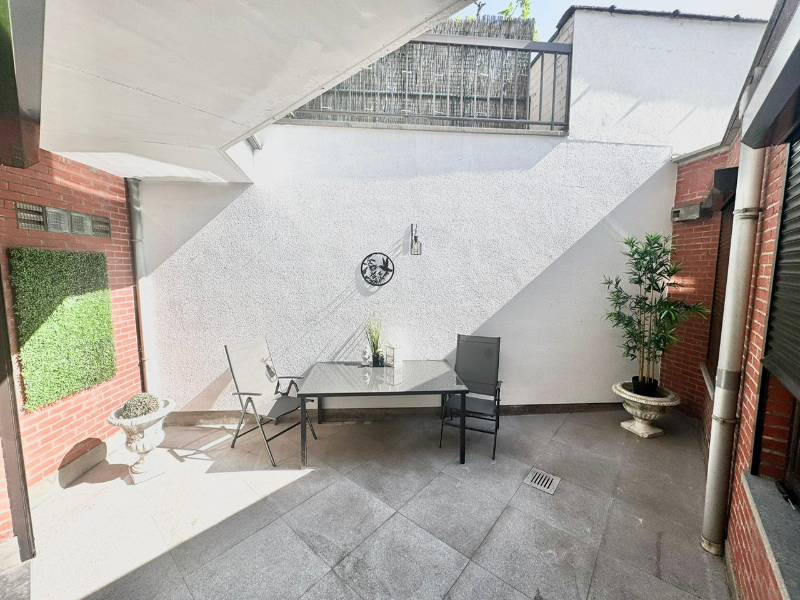 UNIEKE SPECIAAL GELIJKVLOERS APPARTEMENT MET 3 SLAAPKAMERS GELEGEN OP HET MOOISTE PLEINTJE VAN DE STAD - foto 2