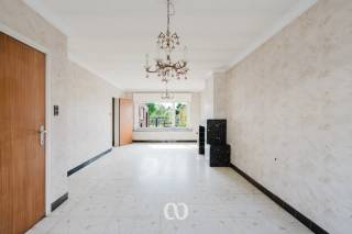 SCHRIJF JE IN VOOR HET EERSTE BEZOEKMOMENT VAN MAANDAG 28 SEPTEMBER VIA ONZE WEBSITE!<br /><br />Ben jij op zoek naar een ruime, te renoveren gezinswoning in Oudenaarde met vier slaapkamers en een mooie tuin? Gevonden!<br /><br />De uitstekende ligging op een boogscheut van het centrum van Oudenaarde en de belangrijke invalswegen zoals de N60, de ruime slaapkamers, de garage en de gezellige tuin zijn maar enkele van de vele troeven die we hier terugvinden.<br /><br />INDELING:<br /><br />GLV: Je komt de woning binnen via de inkomhal. Van hieruit heb je toegang tot de living met zicht op de tuin. De living loopt verder door naar de keuken. Verder beschikt het gelijkvloers over een praktische garage, een wasplaats, een apart toilet en een handige aanbouw die extra bergruimte biedt.<br /><br />1eV: Op het eerste verdiep kom je boven in de nachthal. Van hieruit heb je toegang tot de badkamer en vier slaapkamers. Twee slaapkamers zijn volledig apart en daarnaast zijn er nog twee slaapkamers die met elkaar verbonden zijn.<br /><br />ZOLDER + KELDER: De woning beschikt bovendien over zowel een handige zolder als een kelder, ideaal voor extra bergruimte.<br /><br />TUIN: Achter de woning bevindt zich een gezellige tuin die heel wat mogelijkheden biedt om in alle rust van de buitenruimte te genieten.<br /><br />Lijkt deze woning wel iets voor jou? Aarzel dan zeker niet en contacteer ons vandaag nog om een bezoek in te plannen!