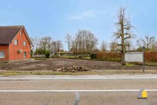 GEGEVENS BOUWGROND:<br />- Oppervlakte: 7 a 17 ca (LOT 1 - bouwgrond) + 1 a 23 ca (LOT 3 - zone voor wadi).<br />- Perceelbreedte straatzijde: 28,62 m.<br />- Perceeldiepte: 46,83 m (linker perceelsgrens).<br />- Bouwdiepte: max. 14 m (gelijkvloers) - max. 12 m (verdieping).<br />- Bouwhoogte: max. 1,5 bouwlagen onder kroonlijst.<br />- Dakvorm: hellend dak.<br />- Zuidelijk georiënteerd.<br />- Informeer vrijblijvend op ons kantoor naar de volledige verkavelingsvoorschriften.<br /><br />LIGGING:<br />Gelegen net buiten het centrum van Neeroeteren op enkele autominuten van Maaseik, Bree, Kinrooi en de Nederlandse grens.