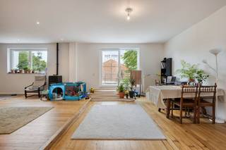 Zoekt u een karaktervol en uniek vastgoed? Deze uitzonderlijke loft van maar liefst 160m2 bevindt zich op de eerste verdieping en combineert ruimte, licht en comfort op een toplocatie in het centrum van Strombeek-Bever. Gelegen in een kleinschalig gebouw met slechts twee appartementen en een loods, profiteert u hier van zéér lage gemeenschappelijke kosten.De ligging is ideaal: op wandelafstand van openbaar vervoer, lokale handelaars, supermarkten en scholen, en met een uitstekende verbinding naar belangrijke invalswegen (Ring, A12 en centrum Brussel).Indeling van de loft:- Inkomhal: Uitgerust met een praktische vestiaire- Leefruimte: Zeer royale, lichtrijke woonkamer op een stijlvolle parketvloer- Keuken: Volledig ingericht en voorzien van alle comfort- Slaapkamers: Twee comfortabele slaapkamers- Badkamer: Luxe afwerking met een grote inloopdouche, vrijstaand ligbad en dubbele wastafel- Rechtstreekse toegang via de leefruimte tot het als terras ingerichte platte dak - Wasberging: Via een trap naar beneden bereikt u de wasruimte met de technische installaties.Pluspunten: Gunstige EPC score en elektriciteit conform!Een zeldzame kans voor wie centraal, modern en rustig wil wonen zonder grote syndicuskosten. Ideaal als eigen woonst of slimme investering!Bestuursmaatregelen in het maatregelenregister: nee