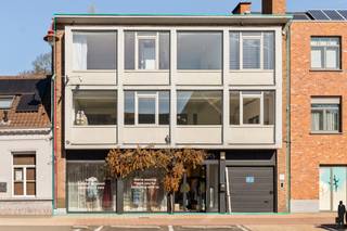 Instapklare woning met 3-4 slaapkamers en polyvalente handelsruimteSpecifieke kenmerken:- Geweldige opportuniteit voor wonen-werken combinatie-...