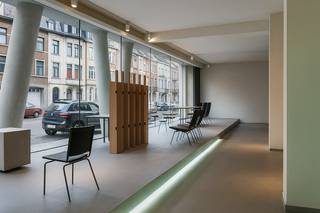 Meer informatie of een bezoek plannen?<br />📞 09 279 11 22 | ✉️ info@centeroffice.be<br /><br />Dit handelspand is uitstekend gelegen aan de Krijgslaan, tussen het Miljoenenkwartier en het Citadelpark — een drukke invalsweg met een constante passage. Dankzij de uitzonderlijk lange etalage geniet uw zaak hier van maximale zichtbaarheid en commerciële uitstraling.<br /><br />Het pand is verhuurd sinds 2019 aan een maandelijkse huurprijs van €3.500 (geïndexeerd: ca. €4.369,05), wat een nettorendement van 5,6% oplevert. Hierdoor is dit niet alleen een sterke commerciële locatie, maar ook een solide investeringsopportuniteit.<br /><br />De winkelruimte is rolstoeltoegankelijk, beschikt over hoge plafonds en een centrale open ruimte. Achteraan bevinden zich bovendien twee vergaderzalen, een badkamer, keuken, berging en een groot terras.<br />