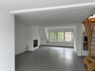 <p><span>Gezellig dakappartement op de tweede verdieping, ideaal gelegen in een rustige woonwijk op wandelafstand van winkels en openbaar vervoer.</span></p><p><span>Dit kwaliteitsvol afgewerkte en efficiënte appartement van 64 m² biedt een ruime en lichtrijke woonkamer, een keuken, een douche-badkamer en een sfeervolle slaapkamer op de zolderverdieping, voorzien van een praktische ingebouwde kastenwand. </span></p><p><span> </span></p><p><span> </span></p>