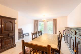 In het hart van Schoten, vlakbij winkels, openbaar vervoer en alle voorzieningen, stellen we u graag dit verzorgde appartement met lift op de...