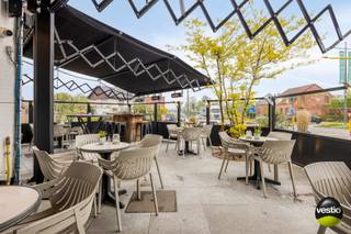 Op zoek naar een zorgeloze investering in het dynamische hart van Limburg? Dan is dit volledig verhuurde opbrengsteigendom aan de Luikersteenweg...