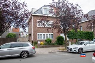 HOBOKEN | HALFOPEN, TE RENOVEREN GEZINSWONING MET TWEE SLAAPKAMERS, TUIN, OPRIT EN GARAGE | EPC D |Indeling als volgt : gelijkvloers : oprit -...