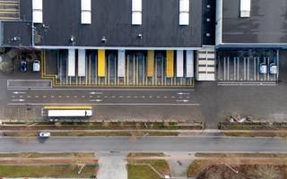 In dit logistieke magazijn 8.263m² met mezzanine 371m²en kantoren van 1.200m² te huur. De magazijnen behoren tot een logistiek center van 15.000m²...