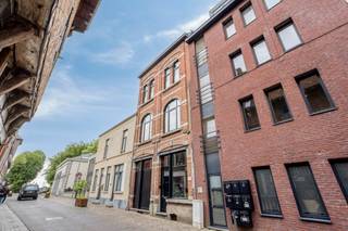 <p><strong>Diest: instapklare stadswoning te koop met tuin, verwarmd zwembad en zonnepanelen</strong></p>

<p>Deze woning is uitstekend gelegen in het centrum van Diest, op wandelafstand van winkels, restaurants, parking en openbaar vervoer. Ook het treinstation en de autostrade zijn vlot bereikbaar, wat zorgt voor een ideale combinatie van mobiliteit en stadsleven.</p>

<p>De woning is instapklaar en energiezuinig met een EPC-label B, zonnepanelen en een asbestveilig attest. Achteraan geniet u van een verrassend groene stadstuin met verwarmd zwembad en overdekt terras – een unieke troef midden in de stad.</p>

<p><strong>Indeling:</strong></p>

<ul><li><strong>Kelder:</strong> bergruimte</li><li><strong>Gelijkvloers:</strong> inkomhal, wasplaats, toilet, fietsenberging, werkplaats/hobbyruimte en koer</li><li><strong>Eerste verdieping:</strong> woonkamer, eetkamer en moderne keuken</li><li><strong>Tweede verdieping:</strong> nachthal, twee slaapkamers en badkamer met ligbad, douche en toilet</li><li><strong>Derde verdieping:</strong> twee extra slaapkamers</li><li><strong>Buiten:</strong> patio, terras, groene stadstuin, verwarmd zwembad en overdekt terras achteraan de tuin</li></ul>

<p><strong>Troeven:</strong></p>

<ul><li>Topligging in centrum Diest</li><li>EPC-label B, zonnepanelen en asbestveilig</li><li>Verwarmd zwembad en groene stadstuin</li><li>Vier slaapkamers en hobbyruimte</li><li>Instapklare woning met veel charme</li></ul>

<p>Op zoek naar een ruime stadswoning met comfort en buitenbeleving? Plan vandaag nog uw bezoek en ontdek deze unieke woning in Diest.<br /><br /><strong>JOUW DROOMWONING. ZO GEVONDEN!</strong></p>