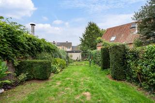 <p><strong>Ruime gezinswoning met 3 slaapkamers, bureau, diepe tuin in het centrum van Heide</strong></p>
<p>Deze verrassend ruime woning biedt heel wat leefruimte verdeeld over meerdere verdiepingen. Met <strong>3 slaapkamers, een bijkomende bureau-/slaapkamer</strong>, een praktische wasplaats en een diepe, groene tuin is er ruimte voor verschillende woonbehoeften. De gezellige leefruimte met pelletkachel, glazen binnendeuren en de aangename verbinding met de tuin zorgen voor een huiselijke sfeer. <strong>De woning biedt mogelijkheden </strong>om na enkele opfrissings- en vernieuwingswerken verder naar eigen smaak te worden ingericht.</p>
<p><strong>Gelijkvloerse verdieping</strong></p>
<ul>
<li>Inkomhal met <strong>ingemaakte kast</strong></li>
<li>Ruime <strong>woonkamer</strong> met veel plaats voor een aparte zit- en eethoek</li>
<li>Gezellige <strong>pelletkachel</strong> als centraal element in de leefruimte</li>
<li><strong>Glazen binnendeuren</strong> zorgen voor een mooie verbinding tussen de verschillende ruimtes</li>
<li>Aparte keuken/eetruimte met <strong>inductiekookplaat, oven en vaatwasser</strong></li>
<li>Grote en praktische <strong>berging/wasplaats</strong> met aansluiting voor wasmachine en droogkast en voorzien van een <strong>zijdeur naar buiten</strong> alsook een apart <strong>toilet met handenwasser</strong></li>
</ul>
<p><strong>Eerste verdieping</strong></p>
<ul>
<li>Nachthal</li>
<li><strong>2 slaapkamers</strong>, waaronder een ruime hoofdslaapkamer met dressing</li>
<li>Badkamer uitgerust met <strong>ligbad, afzonderlijke douche, lavabo en toilet</strong></li>
<li>Rolluiken op de eerste verdieping</li>
</ul>
<p><strong>Zolderverdieping</strong></p>
<ul>
<li><strong>Volledig ingerichte zolderverdieping</strong></li>
<li>1 slaapkamer momenteel ingericht als zitruimte</li>
<li>Extra ruimte die kan dienen als <strong>bureau-/slaapkamer</strong></li>
<li>Dakramen zorgen voor natuurlijke lichtinval</li>
</ul>
<p><strong>Tuin en buitenruimte</strong></p>
<ul>
<li><strong>Diepe en groene achtertuin</strong> met veel beplanting en hagen</li>
<li><strong>Volledig omheind</strong></li>
<li>Aangenaam <strong>overdekt terras</strong> aansluitend aan de woning</li>
<li>Combinatie van terras in <strong>betonklinkers en Bankirai</strong></li>
<li>Rechtstreekse toegang tot de tuin via de zijkant van de woning</li>
<li>Via een <strong>zijpoortje naast de woning</strong> is de tuin rechtstreeks bereikbaar</li>
</ul>
<p><strong>Bijzonderheden</strong></p>
<ul>
<li><strong>3 slaapkamers + bureau-/slaapkamer</strong></li>
<li>Ruime leefruimtes</li>
<li>Praktische <strong>wasplaats/berging</strong></li>
<li>Verwarming op gas en <strong>pelletkachel</strong></li>
<li><strong>Aluminium ramen</strong> met draai-kiepsysteem</li>
<li><strong>Vliegenramen</strong></li>
<li>Dak en voor- en achtergevel voorzien van isolatie</li>
<li>Kelder aanwezig</li>
<li>Mooie, diepe tuin met overdekt terras</li>
</ul>
<p><strong>Ligging</strong></p>
<p>De woning is gelegen aan de <strong>Withoeflei in het centrum van Heide</strong>, op korte afstand van <strong>winkels, scholen en dagelijkse voorzieningen</strong>. Ondanks de centrale ligging geniet de woning van een <strong>rustige woonomgeving</strong>. De combinatie van de ruime woning, de verschillende kamers en de diepe tuin maakt dit een interessante gezinswoning met heel wat gebruiksmogelijkheden.</p>
<p><strong>Een ruime woning met een praktische indeling, volwaardige zolderverdieping en aangename tuin, klaar voor een volgende bewoner om er een eigen thuis van te maken.<br /></strong></p>
<p>Bewoonbare opp. 208 m² ref.: bruto vloeropp. EPC-certificaat.</p>
<p><strong> </strong></p>
<p></p>