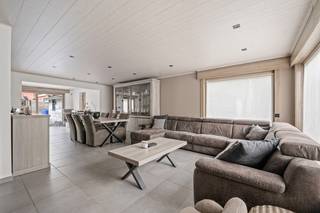 Energiezuinige gezinswoning (B) met 4 slaapkamers, inpandige garage en onderhoudsvriendelijke tuin in een kindvriendelijke buurt<br /><br />In een rustige en <strong>kindvriendelijke omgeving</strong> in Moorsele bevindt zich deze instapklare halfopen gezinswoning met een <strong>ruime bewoonbare oppervlakte van maar liefst 215m²</strong>.<br />De woning onderging tussen 2016 en 2020 een grondige en doordachte renovatie, waarbij bijzondere aandacht werd besteed aan kwaliteit, functionaliteit en hedendaags wooncomfort.<br />Vandaag presenteert deze eigendom zich als een <strong>verzorgde en energiezuinige thuis</strong>, perfect voor wie op zoek is naar ruimte, een praktische indeling en een vlotte bereikbaarheid.<br /><br />Ook op energetisch vlak scoort deze woning bijzonder sterk. Met een EPC van slechts 153 kWh/m² en een <strong>B-label</strong> bent u hier verzekerd van een toekomstgerichte woonst.<br />De aanwezigheid van <strong>20 zonnepanelen met een totaalvermogen van 6.500 Wp</strong> draagt hier in belangrijke mate toe bij.<br />Verder beschikt de woning over tal van extra troeven zoals een regenput van 5.000 liter, laadpaal, elektrische rolluiken, conforme elektriciteit, een Minimax-waterverzachter, een pelletkachel van 11 kW als bijkomende verwarming en een geïntegreerd Google Home-systeem.<br /><br />Bij het binnenkomen wordt u verwelkomd in een verzorgde inkomhal met gastentoilet. Van daaruit komt u in de ruime zithoek, die aansluit op de leefruimte met lichtrijke aanbouw.<br />Deze aangename woonomgeving vloeit verder over in de bijzonder ruime leefkeuken met ontbijthoek, die zonder twijfel het hart van de woning vormt. De keuken is volledig geïnstalleerd, geniet van veel natuurlijke lichtinval en beschikt over meer dan voldoende opbergruimte, waardoor ze perfect aansluit bij het dagelijkse gezinsleven. Aansluitend bevindt zich de inpandige garage, aangevuld met extra berg- en wasruimte, wat het praktische karakter van deze woning nog extra onderstreept.<br /><br />Ook buiten heeft deze woning heel wat te bieden. De zongerichte en onderhoudsvriendelijke tuin vormt een aangename buitenruimte waar u in alle rust kan genieten van licht, privacy en openheid.<br />Bovendien biedt deze tuin nog heel wat mogelijkheden om verder naar eigen smaak in te richten, zodat u hier moeiteloos een gezellige plek creëert om te ontspannen, te spelen of te genieten met familie en vrienden.<br /><br />Op de eerste verdieping bevinden zich de nachthal, een apart toilet, vier volwaardige slaapkamers en een knappe badkamer uitgerust met inloopdouche, ligbad en dubbele wastafel.<br /><br />Op de tweede verdieping is er bovendien nog een geïsoleerde zolderruimte, ideaal als extra stockageruimte.<br /><br /><strong>Deze woning weet ruimte, energiezuinigheid en hedendaags wooncomfort op een bijzonder aangename manier te combineren.</strong><br />Dankzij de kindvriendelijke ligging, de sterke afwerking en de vele praktische troeven is dit een eigendom die bijzonder interessant is voor gezinnen die op zoek zijn naar een instapklare woning in Moorsele.<br /><br />EPC 153 kWh/m2 - B Label<br /><br /><strong>BEZOEK- EN BIEDMOMENT WOENSDAG 17 JUNI 2026 van 16u tem 20u (mits afspraak)</strong><br /><br />+ Ruime bewoonbare oppervlakte van 215m2<br />+ 4 slaapkamers en inpandige garage<br />+ Reeds grondige renovatie ondergaan<br />+ 20 zonnepanelen (6.500 Wp)<br />+ Laadpaal<br />+ Regenput van 5.000 liter<br />+ Google Home Systeem<br />+ Centrale verwarming op gas & bijkomende pelletkachel (11 kw)<br />+ Kindvriendelijke ligging, doodlopende straat en toch centrumgericht<br /><br />KOOP DEZE TOPPER RECHTSTREEKS VAN DE EIGENAARS!<br /><br />0487/73.71.43<br /><br />DEZE WONING WORDT VERKOCHT ZONDER VASTGOEDMAKELAAR!<br /><br />Ook beslist om uw eigendom te verkopen? Bespaar de makelaar dankzij onze reeds bewezen succesformule.