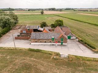 In een rustige straat, omringd door weidse landelijke zichten, bevindt zich deze charmante hoeve — een unieke kans voor wie droomt van een...
