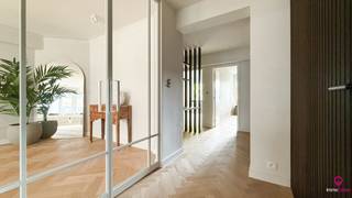 <p>Bij ImmoFusion 7/7 “open huis” : klik op onze 3D-TOUR.<br /><br /></p>
<p><span>Een uitzonderlijk mooi en warm ingericht appartement aan de Maria Theresiastraat 14 te Leuven, een van de meest geliefde locaties in het hart van de stad. Dit unieke pand combineert tijdloze elegantie met hedendaags comfort, en straalt in elk detail een gevoel van luxe en huiselijkheid uit.</span></p>
<p><span> </span></p>
<p><span>Bij het binnenkomen word je meteen verwelkomd door een aangename sfeer, dankzij de harmonieuze kleurentinten in beige, bruin en natuurlijke houtkleuren. De doorlopende parketvloer in massief hout verbindt alle ruimtes op een vloeiende manier en zorgt voor een warme, stijlvolle uitstraling. De prachtige verlichting, een combinatie van directe en subtiele indirecte lichtaccenten, creëert op elk moment van de dag de juiste sfeer.</span></p>
<p><span> </span></p>
<p><span>De splinternieuwe, moderne keuken is volledig uitgerust met hoogwaardige inbouwtoestellen en vormt het kloppend hart van het appartement — een ideale plek voor wie houdt van koken en gezellig samenzijn. Dankzij de grote raampartijen geniet het appartement van overvloedige natuurlijke lichtinval, wat elke ruimte een open en luchtig gevoel geeft.</span></p>
<p><span> </span></p>
<p><span>Het appartement beschikt over twee slaapkamers, waarvan één toegang biedt tot een charmant balkon aan de achterzijde van het gebouw, waar je in alle rust kunt genieten van de buitenlucht. De badkamer is modern en verfijnd afgewerkt, voorzien van een ruime inloopdouche met regendouche en kwalitatieve materialen. Een apart toilet vervolledigt het geheel.</span></p>
<p><span> </span></p>
<p><span>De Maria Theresiastraat bevindt zich op wandelafstand van het historische centrum van Leuven, met gezellige cafés, verfijnde restaurants, boetieks en culturele trekpleisters binnen handbereik. Tegelijk biedt de straat een aangename rust, met groene accenten en een authentieke Leuvense charme. Ook openbaar vervoer, scholen en winkels liggen vlakbij, wat dit appartement niet alleen esthetisch, maar ook praktisch bijzonder aantrekkelijk maakt.</span></p>
<p><span> </span></p>
<p><span>Kortom: dit appartement aan Maria Theresiastraat 14 is een zeldzame parel die warmte, elegantie en modern wooncomfort perfect weet te combineren — een ideale thuis voor wie op zoek is naar kwaliteit en karakter in het hart van Leuven.</span></p>
<p><span> </span></p>
<p><span>Pluspunten:</span></p>
<p><span> </span></p>
<p><span>-Uitzonderlijk veel lichtinval dankzij grote raampartijen.</span></p>
<p><span>-Warme, stijlvolle afwerking met natuurlijke materialen.</span></p>
<p><span>-Doorlopende houten parketvloer voor een luxueuze uitstraling.</span></p>
<p><span>-Volledig uitgeruste, moderne keuken met inbouwtoestellen.</span></p>
<p><span>-Twee slaapkamers, waarvan één met balkon aan de achterzijde.</span></p>
<p><span>-Badkamer met inloop- en regendouche en apart toilet.</span></p>
<p><span>-Gelegen in een rustige, charmante straat in hartje Leuven.</span></p>
<p><span>-Instapklaar en energiezuinig, afgewerkt met oog voor detail.</span></p>
<p><span> </span></p>
<p></p>
<p><span>Een bezichtiging ter plaatse of meer info, bel ons op 078/78.78.70, of kom gewoon binnen op ons kantoor, steeds welkom!</span></p>
<p></p>