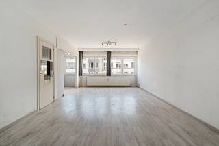 <p>Studio in Gentbrugge te koop met vlotte verbinding naar het centrum en de belangrijkste invalswegen.</p>
<p>Dit appartement aan de Brusselsesteenweg biedt een interessante opportuniteit voor wie een eigendom volledig naar eigen smaak en voorkeur wil afwerken. Dankzij de centrale ligging nabij openbaar vervoer, winkels, scholen en verbindingswegen geniet je hier van een uitstekende bereikbaarheid te voet, met de fiets of via het openbaar vervoer. De praktische indeling maakt de stuido bijzonder geschikt als investering of als verblijf voor studerende kinderen. Bovendien zorgt het EPC-label B voor een gunstige energieprestatie.</p>
<p>Belangrijkste ruimtes:<br />• Living met aangename leefruimte en natuurlijke lichtinval<br />• Keuken<br />• Badkamer<br />• Inkomhal met opbergmogelijkheden</p>
<p>Troeven:<br />• Af te werken naar eigen smaak en woonwensen<br />• Interessant als investering of voor studerende kinderen<br />• Vlotte bereikbaarheid nabij centrum Gent en invalswegen</p>
<p>Neem vandaag nog contact op met je ERA-makelaar voor meer informatie of een bezoek. JOUW DROOMAPPARTEMENT. ZO GEVONDEN!</p>