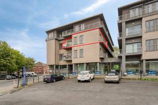Appartement te koop in Ieper centrum met twee slaapkamers en prachtig terras met uitzicht op de binnenstad. Dit appartement is gelegen de Arsenaalstraat 48 op de tweede verdieping. Het appartement grenst aan de Vestingen en het Zaalhof. Ideaal voor wie houdt van een open zicht of een wandeling in de natuur. Het appartement uit 2009 is volledig in orde en heeft een gunstig EPC! INDELINGTweede verdieping: Inkomhal met vestiairehoek en apart toilet - technische berging met vernieuwde condensatieketel (2026) - ruime berging met aansluiting voor wasmachine en droogkast - lichtrijke woonkamer met zithoek, eetplaats en volledig geïnstalleerde open keuken, waar je overal kan genieten van het open zicht over de binnenstad - ruim terras met voldoende plaats voor eettafel en/of lounge - twee slaapkamers met aansluitend balkon - ingerichte badkamer voorzien van badkamermeubel, ligbad en douche.Gelijkvloers/kelder: Gemeenschappelijke fietsenstalling en private kelderberging (9m²).TROEVEN- Kwalitatieve residentie (2009)- Uitstekend gelegen bij de Vestingen- Prachtig open zicht in leefruimte - Ruim appartement (100m²)- Gunstig EPC!- Elektriciteit conform- Nieuwe condensatieketel (2026)- Veel parkeermogelijkheid in de buurtDe eigendom wordt aangeboden via de Pre-sale formule. Op 06/06/2026 tussen 10:00 en 12:00 kan u de woning op afspraak komen bezichtigen en een bod uitbrengen. De vermelde prijs is een instelprijs. Voor meer info, gelieve contact op te nemen met de dossierverantwoordelijke.Bestuursmaatregelen in het maatregelenregister: nee