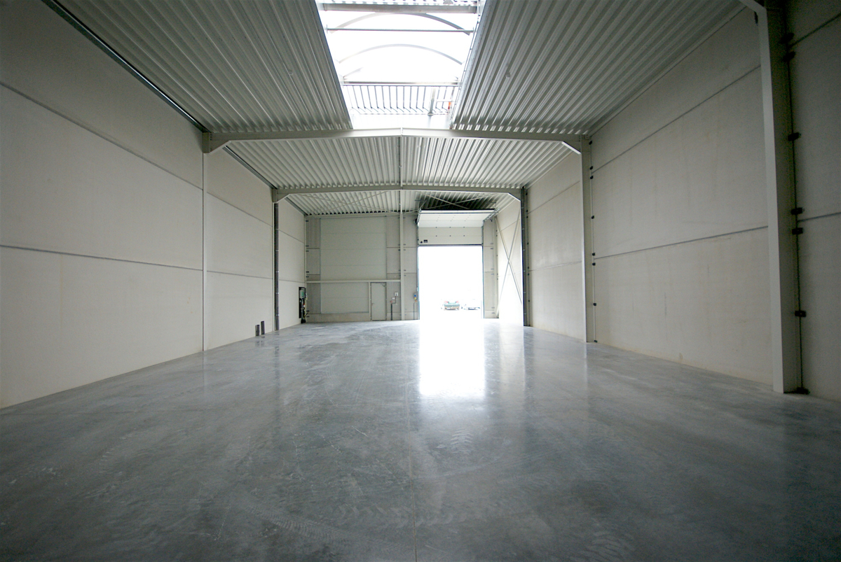 Goed geïsoleerde (vorstvrij) NB OPSLAGRUIMTE (255m²) met grote glaspartij (burelen) en 2 private parkeerplaatsen voor de deur. Op industriezone te Aalter. - foto 4