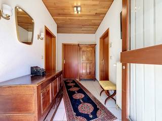 Op zoek naar een woning waar ruimte, comfort en tal van mogelijkheden samenkomen? Dan zal deze charmante vrijstaande laagbouwvilla uit 1993 u ongetwijfeld weten te bekoren. Gelegen in de residentiële buurt nabij het Hallepark met Kasteel Hallehof, Koetshuis Hallehof en het restaurant Casteleynshoeve, bevindt u zich in een mooie groene omgeving met tal van mogelijkheden voor wandelingen, fietsen en ontspanning.<br />Via de ruime inkomhal met gastentoilet betreedt u de woning. De lichtrijke woonkamer vormt het hart van de woning en geniet dankzij de grote raampartijen van een prachtig zicht op de tuin. De gezellige open haard zorgt voor extra sfeer tijdens de wintermaanden, terwijl u via de leefruimte rechtstreeks toegang heeft tot het zonnige terras en een ruime tuin.<br />De afzonderlijke, volledig geïnstalleerde keuken is voorzien van alle nodige toestellen en biedt eveneens een directe verbinding met de tuin. <br />De woning beschikt over drie ruime slaapkamers op het gelijkvloers en een comfortabele badkamer uitgerust met een ligbad, aparte douche, dubbele lavabo met badkamermeubel en toilet.<br />Wie van thuis uit werkt of extra ruimte zoekt voor hobby's of kinderen, zal de twee afzonderlijke bureauruimtes zeker weten te appreciëren. De grootste leent zich perfect als thuiskantoor, speelkamer of praktijkruimte. <br />Een van de absolute troeven van deze woning is zonder twijfel de uitzonderlijk ruime zolderverdieping. Dankzij het royale oppervlak biedt deze verdieping een waaier aan mogelijkheden: extra slaapkamers, een studio, hobbyruimte, fitness, speelzolder of een ruim thuiskantoor... U bepaalt zelf hoe u deze ruimte optimaal benut.<br />Ook praktisch scoort deze woning bijzonder goed met een ruime inpandige garage die rechtstreeks toegang geeft tot de eerste verdieping via een vaste trap. Aansluitend bevindt zich een praktische wasplaats/bijkeuken.<br />Buiten geniet u in alle rust van een prachtig perceel van 1.500 m² met een ideale zuidwestelijke oriëntatie. Hier kunt u de hele dag genieten van de zon, privacy en het groen rondom u. Bovendien beschikt het eigendom over een ruime vrijstaande garage, ideaal voor een mobilhome, bestelwagen of meerdere voertuigen, én een degelijk stenen tuinhuis voor extra opbergruimte.<br />Troeven van deze woning:<br />•Vrijstaande laagbouwvilla (1993)<br />•Perceel van 1.500 m²<br />•Zuidwest georiënteerde tuin<br />•3 volwaardige slaapkamers<br />•Zeer ruime zolder met tal van uitbreidingsmogelijkheden<br />•Inpandige garage met vaste trap<br />•Vrijstaande garage geschikt voor mobilhome<br />•Rustige ligging met veel privacy<br />Een woning die vandaag al alle comfort biedt én tegelijk de ruimte heeft om mee te groeien met uw toekomstplannen. Laat u verrassen door de volumes, de lichtinval en de vele mogelijkheden die deze eigendom te bieden heeft.