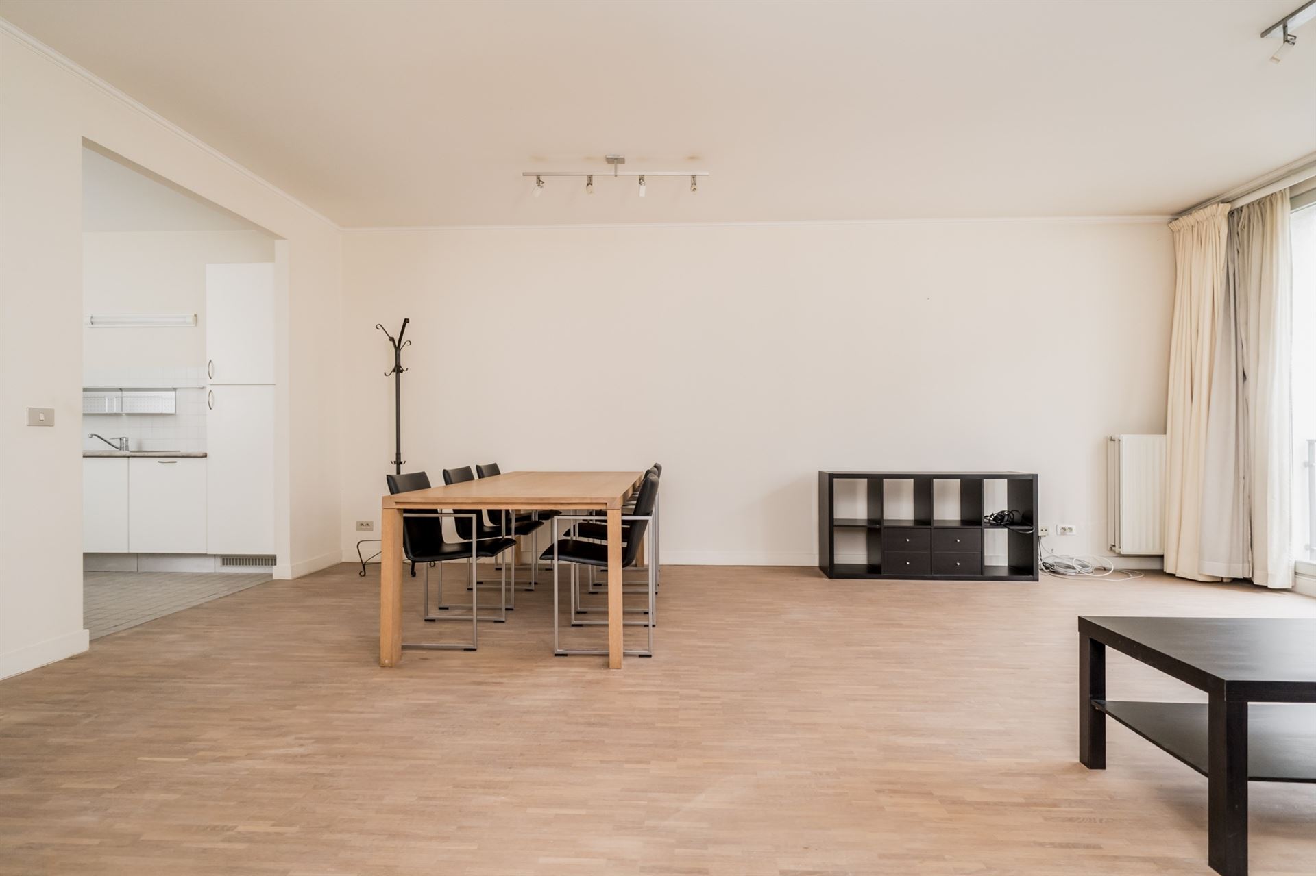 Ruim en lichtrijk appartement op de 2de verdieping in de prachtige residentie St Louis Court - foto 3