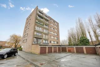 <p>immo DAVID stelt voor: perfect instapklaar 3-slaapkamerappartement met staanplaats.<br /><br />Ontdek samen met ons dit gerenoveerde en instapklare, ruime (116 m²) en lichtrijke hoekappartement, gelegen op de 1ste verdieping van een kleinschalig gebouw.<br /><br />Het appartement geniet bovendien van een uitstekende ligging in de nabijheid van de Ring, belangrijke invalswegen, het centrum van Brussel, scholen, openbaar vervoer, winkels, de fietssnelweg, UZ Jette en het Laarbeekbos.<br /><br />Indeling: inkomhal met vestiairekast, ruime leefruimte met volledig geïnstalleerde open keuken, apart toilet, nachthal, drie slaapkamers en een badkamer. Het appartement beschikt bovendien over twee terrassen, waarvan één zuidgericht terras, zodat u optimaal kunt genieten van de buitenruimte. Een privatieve staanplaats en een kelder zijn eveneens aanwezig.<br /><br />De gunstige EPC-score, de twee terrassen, de inbegrepen staanplaats en de instapklare afwerking maken dit appartement tot een uitstekende opportuniteit.<br /><br />Contacteer ons snel voor een bezoek</p>