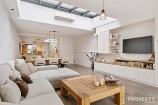 Volledig instapklare woning met 3 slaapkamers, mezzanine en prachtige tuin in Gullegem!In de Grote Ieperstraat 13 te Gullegem bevindt zich deze bijzonder ruime en lichtrijke woning, die tussen 2007 en 2009 volledig werd gestript, gerenoveerd en uitgebreid tot haar huidige vorm. Dankzij de moderne afwerking en de vele raampartijen en lichtstraten geniet je hier van een aangenaam gevoel van ruimte en licht. Het gelijkvloers bestaat uit een inkomhal met inbouwkasten en trap naar de verdieping, een apart gastentoilet, een wasplaats/berging en een volledig ingerichte open keuken met aansluitende eetplaats. De absolute blikvanger is de gigantisch ruime en sfeervolle living met prachtig zicht op de volledig vernieuwde tuin. Op de eerste verdieping bevinden zich drie slaapkamers en een volledig vernieuwde badkamer, uitgerust met een inloopdouche, dubbele lavabo, toilet en inmaakkasten. De ruime hoofdslaapkamer beschikt over een ingebouwde dressing. Een tweede slaapkamer is voorzien van een praktische inbouwkast. De derde slaapkamer biedt via een vaste trap toegang tot een mezzanine, die perfect kan dienen als extra slaapruimte, bureau of hobbyruimte. Aansluitend bevindt zich nog een handige bergzolder. Ook buiten is het volop genieten! De tuin werd in 2025 volledig vernieuwd en beschikt over een gezellig terras, een onderhoudsvriendelijk gazon met grasrobot en een tuinhuis met ruime overkapping. Achteraan is er een uitweg met parkeergelegenheid voor drie wagens op privéterrein. Extra troeven: volledig instapklaar, EPC-label A, 12 zonnepanelen met nog lopende groenestroomcertificaten, een regenwaterput van 10.000 liter en een uitzonderlijke lichtinval dankzij de verschillende lichtstraten. BEZOEKWEEKEND – VRIJDAG 30/10 EN ZATERDAG 31/10/2026 De woning kan worden bezocht op vrijdag 30 oktober tussen 13.30 en 18.30 uur of op zaterdag 31 oktober tussen 09.30 en 18.30 uur. De ingestelde prijs bedraagt een richtprijs van € 385.000. Alle biedingen dienen uiterlijk op maandag 2 november 2026 om 18.00 uur bij ons ingediend te zijn. Interesse in deze prachtige woning? Voor meer informatie of het vastleggen van een bezoek kan je ons contacteren via info@property-vastgoed.be of 056 96 08 00.