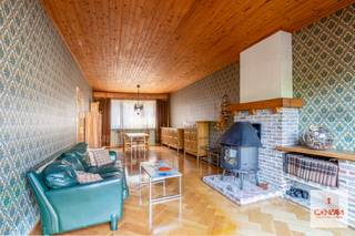 Deze woning is uitstekend gelegen tussen het <strong>station Gent-Sint-Pieters </strong>en het<strong> UZ Gent</strong>. Lokale handelaars, scholen en op- en afritten bevinden zich nabij. De woning heeft een perceeloppervlakte van maar liefst ... m². Hierdoor geniet u van een <strong>uitzonderlijk grote stadstuin</strong>, waar u een gehele dag zon heeft. <br /><br />De woning heeft nood aan een <strong>totaalrenovatie </strong>en is als volgt ingedeeld: inkomhal, kelder, gastentoilet, woonkamer met eetplaats, en keuken. De ruime en diepe tuin is zowel vanuit de keuken als vanuit de leefruimte toegankelijk.<br /><br />Op het eerste verdiep bevinden zich een eerste slaapkamer, die ruim genoeg is om op te delen in twee kamers, een ruime badkamer en een kleinere kamer. De tweede verdieping omvat twee slaapkamers, waarvan één eveneens voldoende groot is om op te splitsen, en een extra kleine kamer aan de voorzijde.<br /><br />Wenst u zelf het <strong>potentieel</strong> en de talrijke troeven van deze woning te ontdekken? Neem dan contact op met Theo voor een bezoek ter plaatse via theo@convas.be