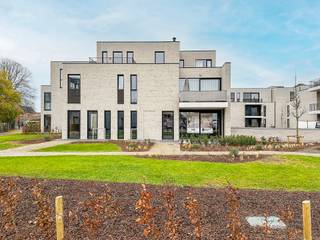 <p><span>Handelsruimte A.0.2 bevindt zich op het gelijkvloers in gebouw A en heeft een oppervlakte van 70 m². Het beschikt over een privé terras van 9m².<br /></span><br />Parkdomein Bloemenhof is een prachtig woonproject in hartje Ravels. De centrale ligging en de aandacht voor duurzame energie maken dit project uniek. <br />Er worden 24 moderne appartementen en 3 handelsruimtes gebouwd, met oppervlakten van 60m² tot 112m², allen met terras/tuin van 9m² tot 200m².</p>
<p>De ondergrondse parking is bereikbaar met de lift en biedt naast de bergingen ook een gemeenschappelijke fietsenberging.</p>
<p><strong></strong></p>
<p><strong>Mooi wonen in hartje Ravels</strong></p>
<p>Residentie Bloemenhof bevindt zich in een groene omgeving op een boogscheut van het kerkplein. Winkels, restaurants, cafés en scholen liggen op wandelafstand of zijn vlot bereikbaar. <br />De busverbindingen naar Turnhout en Tilburg zijn beschikbaar aan Ravels Kerk.</p>
<p><strong></strong></p>
<p><strong>Zin in een wandeling in de vrije natuur?</strong></p>
<p>Dan biedt het Gewestbos Ravels met zijn 850 hectare natuurgebied, het bezoekerscentrum ‘Boshuis’ en de vele wandelpaden geweldig veel mogelijkheden. Het gebied is ook toegankelijk voor ruiters en fietsers.</p>
<p>Het project wordt door LV-architecten omgetoverd tot een ware parel in Ravels. Met hun expertise weten ze een mooie balans tussen hedendaagse architectuur met een luxueuze uitstraling en gebruiksvriendelijkheid te vinden. Op die manier biedt het project niet alleen een moderne woning in een mooie omgeving, maar is er ook voldoende aandacht voor het leefcomfort.</p>
<p>De appartementen worden voorzien van vloerverwarming met warmtepomp. Die zorgt niet enkel voor verwarming, maar ook voor koeling. Zo voelt de woning in de winter gezellig warm aan en geniet je van een aangename temperatuurverlaging in de zomer. Het ventilatiesysteem D zorgt voor voldoende verluchting. <span>Je woonst is ook nog eens voorzien van zonnepanelen Zo hoef je je geen zorgen te maken om hoge energiekosten en kan je volop genieten van een aangenaam binnenklimaat. </span></p>
<p><strong></strong></p>
<p><strong>Fiscale voordelen, kwaliteitsmaterialen en energiezuinigheid</strong></p>
<p>Het project, gebouwd door aannemer Woestenborghs, wordt energiezuinig en doordacht gebouwd met oog voor detail alsook akoestische isolatie.<br /><br /><span>Parkdomein Bloemenhof wordt helemaal toekomstproof gerealiseerd en streeft naar een E-peil van 20. Hiermee legt de residentie de lat niet alleen hoger dan de huidige energienormen, maar biedt ze bewoners ook een vrijstelling van onroerende voorheffing over een periode van 5 jaar. Bovendien wordt het energieverbruik tot een minimum herleid door het gebruik van hernieuwbare energiebronnen. </span></p>
<p><strong>Beschermd als koper</strong></p>
<p>De verkoop van Residentie Bloemenhof geschiedt onder de Wet Breyne. Dit garandeert de koper uitgebreide bescherming en ontneemt alle risico’s. U betaalt in schijven naarmate de werken vorderen.</p>
<p><strong></strong></p>
<p><strong>Wil je graag meer weten over dit project?<br /></strong>Wij helpen je graag verder tijdens een afspraak op ons kantoor.<br /><br /><span>Ga naar “NIEUWBOUW” op www.vansweevelt.be voor een overzicht van alle beschikbare eenheden in onze nieuwbouwprojecten.</span></p>
<p>Dit is geen aanbod maar een onderhandelingsvoorstel. Alle informatie onder voorbehoud van materiële vergissingen en/of wijzigingen.</p>
<p></p>