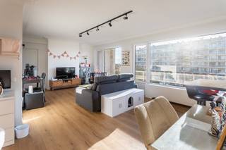 Omgeving<br /><br />Dit prachtige appartement geniet van een centrale en gunstige ligging, met scholen, winkels en dagelijkse voorzieningen op wandelafstand. Dankzij de vlotte verbindingen naar belangrijke invalswegen is ook de bereikbaarheid uitstekend. Een ideale uitvalsbasis voor wie comfortabel en praktisch wil wonen, met alles binnen handbereik. Ook de Antwerpse stadsvelo kan je vinden voor de deur. <br /><br />Beschrijving<br />Dit appartement op de negende verdieping werd volledig gerenoveerd met oog voor modern comfort en een kwalitatieve afwerking. Bij het binnenkomen ontdek je een lichtrijke en ruime woonkamer, waar grote raampartijen zorgen voor een aangename natuurlijke lichtinval. Aansluitend bevindt zich de volledig uitgeruste keuken, voorzien van moderne apparatuur.<br />Verder beschikt het appartement over twee comfortabele slaapkamers en een stijlvolle badkamer met inloopdouche. Een praktische berging zorgt voor extra opbergruimte en maakt het geheel compleet. In de nachthal is er nog een aparte kast voorzien waar momenteel een wasmachine is geïnstalleerd. <br />De lichtrijke woonkamer sluit mooi aan op het terras, dat zich uitstrekt over de volledige breedte van het appartement. <br />Momenteel is het appartement verhuurd aan € 1.425 per maand, wat het eveneens interessant maakt als investering.<br /><br />Belangrijke troeven <br />- Extra kelder aanwezig <br />- Optioneel aan te kopen: ondergrondse staanplaats voor € 27.500<br /><br />Verplichte vermeldingen<br />-EPC161 kWh/m² jaar, P-score: C, G-score: A - Vg, Wg, Gmo, Gvkr, Gvv