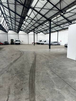 INVESTMENT OPPORTUNITY! The warehouses are divided into 2 units with a surface area of 1,005 m² and 1,035 m² and are easily accessible and ideally...