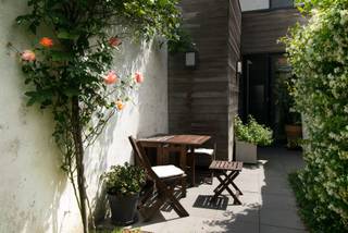 Instapklare woning bij UZ Gent en Miljoenenkwartier, tuin & veel berging – EPC B<br /><br />LIGGING De invalswegen E17, E40, N60 en R40 zijn vlot bereikbaar, zonder dat dit ten koste gaat van de rust. Station Gent-Sint-Pieters ligt op 4 minuten fietsen of 16 minuten te voet. Het historisch centrum, de campussen van UGent, UZ Gent en de Gentse hogescholen zijn eveneens op enkele minuten fiets- of wandelafstand (mobiscore 9.4).<br /><br />INDELING De afgewerkte inkomhal is voorzien van ingewerkte kasten, kapstokken en bergruimte in de hoogte, met ook nog plaats voor een fiets. Aansluitend zijn er de uitgeruste keuken, eetplaats en een lichtrijke living die uitgeeft op de tuin, aangevuld met een gastentoilet. Op de eerste verdieping vindt u een overloop met ingemaakte kasten, een ruime badkamer met bad & douche en een eerste slaapkamer met uitzicht op een groendak. De hoge plafonds op het gelijkvloers en de eerste verdieping geven de woning een ruimtelijk gevoel. De tweede verdieping telt een tweede ruime slaapkamer en een derde kamer, vandaag ingericht als dressing maar ook bruikbaar als kinderkamer of bureau.<br /><br />BERGING Naast de vele ingemaakte kasten doorheen de woning is de opbergruimte uitzonderlijk voor een stadswoning. Kelder, zolder en een afgewerkte wasplaats achteraan de tuin die ook ruimte biedt voor tuinmateriaal komen daar nog bovenop.<br /><br />TUIN Als extra troef is er ook de zonnige tuin van circa 30 m² waar het aangenaam vertoeven is tussen het groen.<br /><br />Troeven op een rij<br />• Instapklaar, 3 slaapkamers<br />• Energiezuinig: EPC B<br />• Hoge plafonds op gelijkvloers en eerste verdieping<br />• Groene en zonnige stadstuin (~30 m²)<br />• Praktische bergruimte doorheen de woning<br />• Rustige ligging met uitstekende bereikbaarheid<br /><br />Voor meer informatie of een bezoek, mail naar uilkensstraat10@outlook.com of bel +32 471 09 97 73 (enkel tussen 16u-20u).<br /><br />Geen immo.<br />Vermelde oppervlakten zijn louter informatief en niet gebonden. De vermelde prijs is een richtprijs en houdt geen bindend aanbod in.