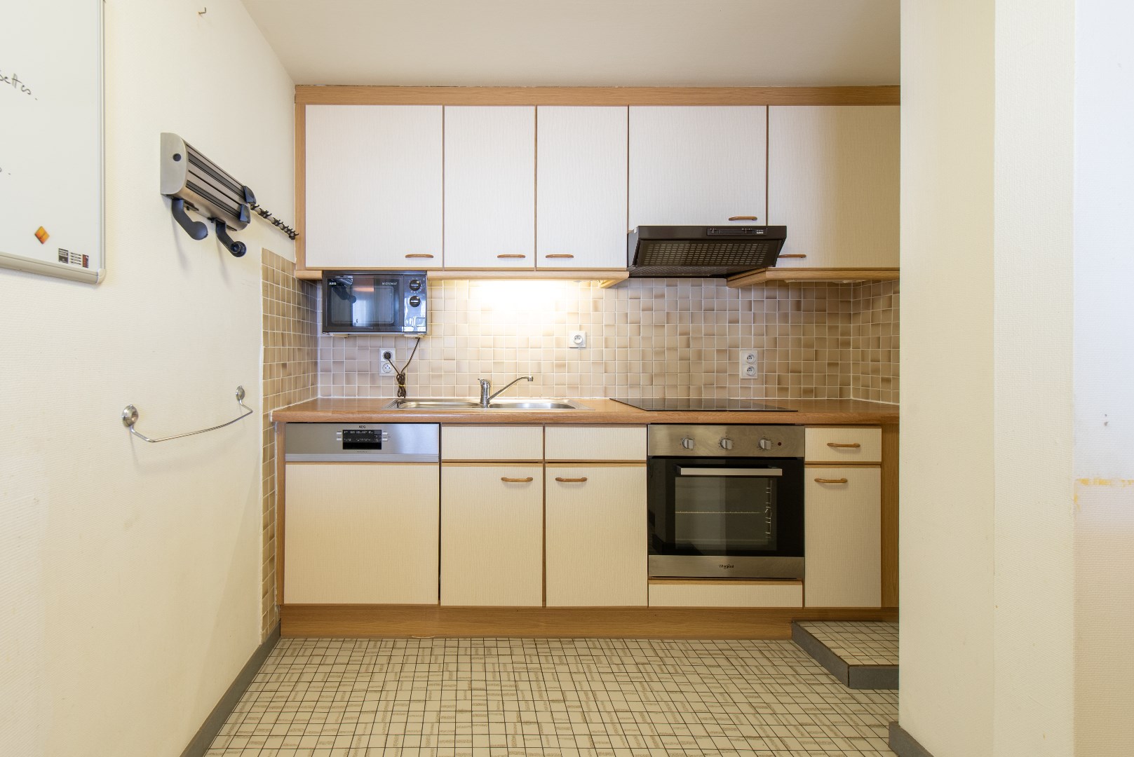 Instapklaar appartement op het gelijkvloers met prachtig zicht op zee. Gelegen aan de Zeedijk, op een toplocatie aan het strand. - foto 4