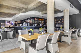 <p>ALTRO VASTGOED VERKOOP Je kan er niet omheen kijken... de uiterst commercieel gelegen  handelsruimte van 230 m² in de strandlaan te Sint-Idesbald. Omwille van de constructie met palen kunnen alle binnenmuren worden weggenomen en is elke activiteit hier mogelijk. Deze eigendom is vrij van huurovereenkomst en onmiddellijk beschikbaar. Wenst u graag meer informatie of een bezoek aan deze uiterst commercieel gelegen eigendom? Contacteer vastgoedmakelaar Wim Gevaert - 0473 70 40 71 (7/7) of wim@altro-vastgoed.be</p>