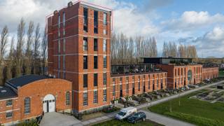 In de iconische residentie Chocoladefabriek bevindt zich deze uitzonderlijke loft op de bovenste verdieping. Met een bewoonbare oppervlakte van maar liefst 264 m²(bron EPC) (excl. terras) en twee privatieve autostaanplaatsen combineert dit pand ruimte, comfort en karakter op een unieke locatie.<br /><br />Indeling<br />Gelegen op de 5e verdieping, waarbij de lift rechtstreeks uitkomt in de inkomhal van de loft, geniet u van maximale privacy en exclusiviteit.<br /><br />Inkomhal met gastentoilet en vestiaire<br />Praktische wasplaats met aansluiting voor wasmachine<br />Indrukwekkende open leefruimte met overvloedige lichtinval en prachtige verzichten over het omliggende landschap<br />Gezellige tv- of zithoek (mogelijkheid tot creëren van een 3e slaapkamer)<br />Ruime eetkamer met rechtstreekse toegang tot het overdekte terras<br />Volledig uitgeruste open keuken met extra bergruimte<br /><br />Op de bovenverdieping bevinden zich:<br />Twee volwaardige slaapkamers<br />Aparte dressing<br />Extra toilet<br />Luxueuze badkamer in mortex<br /><br />Deze loft werd afgewerkt met hoogwaardige en luxueuze materialen, met behoud van het industriële karakter en prachtige hoge plafonds die het ruimtegevoel versterken.<br /><br />De keuken is volledig uitgevoerd in naadloos corian en uitgerust met kwalitatieve toestellen van Miele, waaronder: Combi-oven -oven- afwasmachine - koelkast- aparte diepvries- inductiekookplaat met ingebouwde dampkap<br /><br />De badkamer is stijlvol afgewerkt in mortex en beschikt over:<br />Dubbel lavabomeubel- ligbad- inloopdouche met regendouche<br /><br />Verder is de loft volledig voorzien van parketvloeren, vloerverwarming, ventilatiesysteem en aluminium ramen met dubbele beglazing. Het gebouw is volledig geïsoleerd.<br /><br />Extra troeven<br />Gemeenschappelijke fietsenberging<br />Gemeenschappelijke tuin<br />2 autostaanplaatsen inbegrepen<br />EPC-score: B 163 kWh/m²<br /><br />Een uitzonderlijke, instapklare loft met royale volumes, hoogwaardige afwerking en een unieke ligging in een karaktervol industrieel gebouw. Ideaal voor wie op zoek is naar ruimte, licht en exclusiviteit in een hedendaags kader.