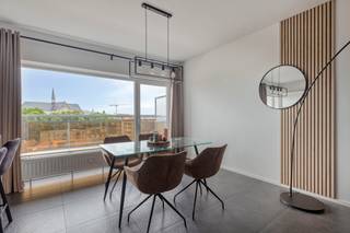 <p>Dit volledig gerenoveerde appartement met één slaapkamer ligt op de bovenste verdieping aan de ring van Leuven en combineert een instapklare afwerking met een praktische indeling, twee terrassen en een garagebox met automatische poort. Dankzij de ligging nabij het centrum van Leuven woon je hier vlot bereikbaar, met winkels, openbaar vervoer, verbindingswegen en stadsvoorzieningen in de directe omgeving.</p><p>Bij het binnenkomen kom je terecht in een ruime inkomhal die meteen een aangenaam gevoel van ruimte geeft. Aansluitend is er een aparte berging en wasruimte, ideaal om het appartement netjes en functioneel te houden. De leefruimte vormt het hart van het appartement en biedt voldoende plaats voor een gezellige zithoek en eetruimte. De open keuken sluit hier mooi op aan en maakt van de woonkamer een lichte, hedendaagse leefplek. Vanuit deze ruimte heb je toegang tot een groot terras, waar je rustig buiten kan zitten.</p><p>Verder beschikt het appartement over een apart toilet en een badkamer met douche. De slaapkamer bevindt zich aan de achterzijde van het gebouw, wat zorgt voor extra rust. Ook hier is er een eigen terras, een mooie extra troef die het wooncomfort versterkt.</p><p>Aan de achterzijde van het gebouw bevindt zich de garagebox met automatische poort. Dat is een sterke meerwaarde op deze locatie in Leuven, waar comfortabel en veilig parkeren niet vanzelfsprekend is.</p><p>De ligging aan de ring van Leuven biedt een uitstekende combinatie van bereikbaarheid en stadscomfort. Je woont dicht bij het centrum, met een vlotte verbinding naar belangrijke invalswegen, openbaar vervoer, winkels en horeca. Dit maakt het appartement interessant voor wie zelf centraal wil wonen, maar ook voor wie zoekt naar een kwalitatieve investering in Leuven.</p><p>Heb je interesse en wil jij als eerste de kans grijpen om deze aantrekkelijke appartement te ontdekken? We trappen onze verkoop af met een exclusieve “Avant-Première” op 24 juni. Plan nu jouw bezoek via de paarse ‘Afspraak maken’ knop op onze website. De richtprijs bedraagt 323.000 euro. De biedingstermijn loopt tot en met 26 juni om 21:00 uur. Bekijk het Avant-première reglement onder downloads.</p>