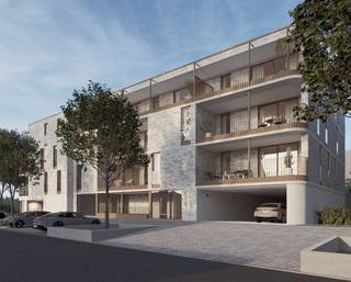 Nieuw gelijkvloersappartement in blok E van project Mienas aan het kerkplein in As. Dit appartement is als volgt ingedeeld: inkomhal, woonkamer opgedeeld in zithoek en eethoek met open keuken, via schuifraam toegang tot terras, toilet, berging/technische ruimte, slaapkamer met badkamer. In de ondergrondse parkeergarage kan autostaanplaats en kelderberging aangekocht worden. De koper kan afwerking van vloer, keuken, badkamer en binnendeuren nog mee kiezen volgens budgetten die hiervoor voorzien zijn bij een leverancier aangeduid door de projectontwikkelaar.