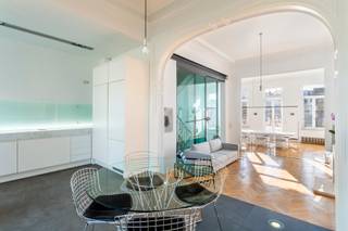 Gelegen aan één van de mooiste pleinen van Antwerpen, de Lambermontplaats, vinden we dit prachtig herenhuis terug. Deze gegeerde locatie op het...