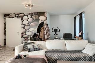 Opgefrist duplex appartement gelegen te centrum Overijse. 1ste verdieping: inkom, 25m² woonkamer met tegelvloer, ingerichte keuken (kookplaat...