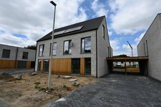 Deze ruime nieuwbouwwoning is gebouwd op een perceel grond van 436 m² !<br /><br />Indeling : Inkomhal , apart toilet , woonkamer , eetplaats met open keuken , berging aansluitend aan de keuken .<br />Eerste Verdiep : Nachthal , 3 slaapkamers waarvan 1 met dressing , ruime badkamer , apart toilet . <br />Tweede verdiep : Slaapkamer nummer 4 + zolderkamer . <br /> <br /><br />Deze modere woning is voorzien van Vloerverwarming met Warmtepomp , Zonnepanelen , ventilatie , regenwaterrecuperatie !!<br /><br /><br />Plannen en lastenboek te downloaden op onze website .<br /><br />Maak vrijblijvend een afspraak om deze woning te bezoeken ! <br /><br />Deze woning is snel beschikbaar.<br />