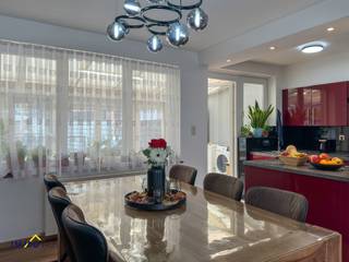 <p><strong>Instapklare woning met 4 slaapkamers en zonnige tuin!</strong></p>
<p>Op het gelijkvloers vind je een inkomhal met apart toilet, een lichtrijke woonkamer met eetplaats en een vernieuwde, volledig ingerichte keuken. Aansluitend is er een gezellige veranda die toegang geeft tot het zonnige terras.</p>
<p>De mooi aangelegde tuin, zuidgericht en voorzien van een praktische tuinberging, is de perfecte plek om te ontspannen.</p>
<p>Op de eerste verdieping bevinden zich twee ruime slaapkamers, een kinderkamer of bureauruimte, en een badkamer uitgerust met douche, toilet en lavabo. De tweede verdieping omvat een volledig ingerichte zolder, ingedeeld in twee slaapkamers met ingemaakte kasten.</p>
<p>De woning is bovendien voorzien van <strong>hoogrendementsbeglazing met vliegenramen</strong> op de verdieping en beschikt over centrale verwarming op gas via een <strong>condenserende ketel</strong>. Ontdek deze woning alvast vanop afstand via onze virtuele rondleiding!</p>
<p>Dankzij de vlotte bereikbaarheid met de E40 en andere invalswegen, en de ligging nabij het centrum van Aalst met winkels, scholen en station, is dit een ideale gezinswoning.<br /><br />Voor meer info of een bezoek, contacteer ons via steffen@immotijl.be of bel 053 42 46 99.</p>