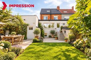 <p><strong>Te koop in Wolvertem: halfopen woning met 4 slaapkamers</strong><br />Deze halfopen woning in Wolvertem biedt dankzij haar bijzondere indeling uitstekende mogelijkheden voor kangoeroewonen. Op elke verdieping bevinden zich slaapruimte en sanitair, terwijl de aanwezigheid van twee keukens extra flexibiliteit biedt om verschillende generaties comfortabel onder één dak te laten wonen. De woning beschikt over 4 slaapkamers en is bovendien volledig onderkelderd, wat heel wat extra opslag- en gebruiksruimte biedt. Gelegen op korte afstand van het centrum van Wolvertem, nabij scholen, openbaar vervoer en belangrijke invalswegen. Ook Meise, Grimbergen, Merchtem, Londerzeel en Kapelle-op-den-Bos zijn vlot bereikbaar.<br /><br /><strong>Belangrijkste ruimtes:</strong><br />• Woonkamer<br />• 2 keukens<br />• 4 slaapkamers (23 m², 18 m², 17 m² en 15 m²)<br />• 2 badkamers<br />• Douchekamer<br />• Volledig onderkelderd<br /><br /><strong>Troeven:</strong><br />• Ideaal voor kangoeroewonen dankzij de flexibele indeling en twee keukens<br />• 4 ruime slaapkamers, 2 badkamers en een douchekamer<br />• Volledig onderkelderd en centraal gelegen nabij het centrum van Wolvertem<br /><br />Wens je een bezoek? Contacteer ERA LEUS &amp;amp; TOYE via 02/335.11.14 en plan een afspraak met Gilles Sato.<br />JOUW DROOMHUIS. ZO GEVONDEN!</p>