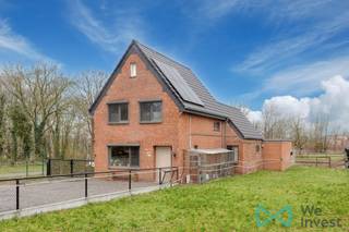 Volledig vernieuwde woning met 3 tot 4 slaapkamers ,mogelijke praktijkruimte (incl. parking vooraan) en garage. Met volledig omheinde tuin...