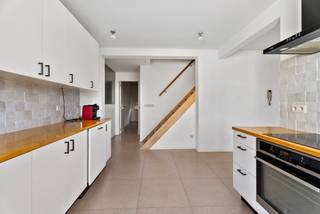 Op zoek naar een ruim, gerenoveerd duplexappartement op wandelafstand van de jachthaven en het strand? Aarzel niet en ontdek dit pand die perfect schikt als tweede verblijf, opbrengsteigendom of vaste woonst.<br /><br />Het appartement is gelegen op de tweede en derde verdieping en werd ingedeeld als volgt:<br />Leefruimte met grote raampartijen en toegang tot het zongericht terras, open keuken met alle courante toestellen, gerenoveerde badkamer met ligbad en aansluiting voor wasmachine en droogkast en een eerste slaapkamer/ bureauruimte.<br />Op het derde en bovenste verdiep bevindt zich een nachthal met ingebouwde kasten, een tweede en derde volwaardige slaapkamer en een zolderruimte.<br /><br />enkele troeven:<br />Geen renovatieverplichting<br />Gunstige ligging<br />Recent gerenoveerd<br />Zeer lage syndicus-kosten<br />Parkeergelegenheid aanwezig