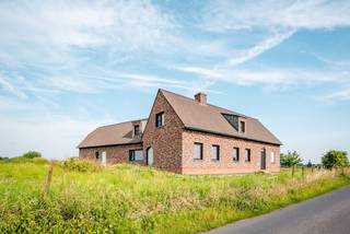 Langs een rustige landelijke weg, midden tussen de uitgestrekte velden van Poeke, bevindt zich deze uitzonderlijke nieuwbouwwoning op een prachtig perceel van maar liefst 17.870 m². Omringd door groen geniet u hier elke dag van absolute rust, volledige privacy en een adembenemend uitzicht over de omliggende natuur.<br /><br />De woning werd opgetrokken in 2022 en biedt de unieke mogelijkheid om de volledige binnenafwerking nog volledig naar eigen smaak en materiaalkeuze te realiseren. Zo creëert u moeiteloos een woning die perfect aansluit bij uw persoonlijke woonwensen. Bovendien is deze verkoop onderworpen aan het stelsel van de registratierechten, waardoor geen btw verschuldigd is op de aankoop, een belangrijk financieel voordeel.<br /><br />Met een bewoonbare oppervlakte van circa 250 m² biedt deze eigendom bijzonder veel ruimte. De indeling is doordacht en praktisch uitgewerkt, met maar liefst vier volwaardige slaapkamers en de mogelijkheid om een vijfde slaapkamer te creëren.<br /><br />Op het gelijkvloers wordt u verwelkomd in een ruime inkomhal met gastentoilet, vestiaire en een afzonderlijk bureau, ideaal voor thuiswerk of het ontvangen van klanten. De royale leefruimte baadt in het natuurlijke licht en sluit naadloos aan op de open keuken met aansluitende berging. De tweede vleugel omvat een extra toilet, een ruime wasplaats en een volwaardige logeer- of polyvalente kamer.<br /><br />De eerste verdieping beschikt over een ruime nachthal met aparte dressing, drie ruime slaapkamers en een verbinding naar de linkervleugel waar zich de toekomstige badkamer, de technische ruimte en een extra zolderkamer bevinden die perfect kan worden ingericht als vijfde slaapkamer, hobbyruimte of bureau.<br /><br />Ook op technisch vlak is deze woning volledig mee met haar tijd. Zo werd reeds voorzien in 22 zonnepanelen, die bijdragen aan een lagere energiefactuur en een duurzame toekomst.<br /><br />Ook buiten weet deze eigendom te overtuigen. Het domein beschikt over verschillende bijgebouwen die vandaag dienstdoen als opslagruimte, paardenstallen, garages en multifunctionele bergruimtes. De omliggende weilanden bieden bovendien alle mogelijkheden voor paardenliefhebbers of het houden van andere dieren.<br /><br />Bent u op zoek naar een unieke eigendom waar u de afwerking volledig zelf kunt bepalen, gecombineerd met uitzonderlijke ruimte, rust, privacy, een prachtig landelijk uitzicht én een fiscaal interessante aankoop zonder btw? Dan is dit zonder twijfel een buitenkans.<br /><br />Vraag nu een bezoek aan en ontdek het zelf. <br /><br />(De geadverteerde prijs betreft een richtprijs).